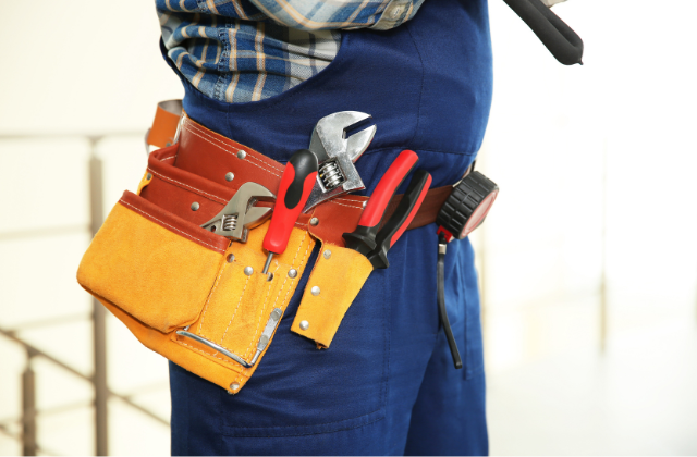 Handyman con heramientas alude a extranjeros de desean obtener visas para trabajar en EEUU