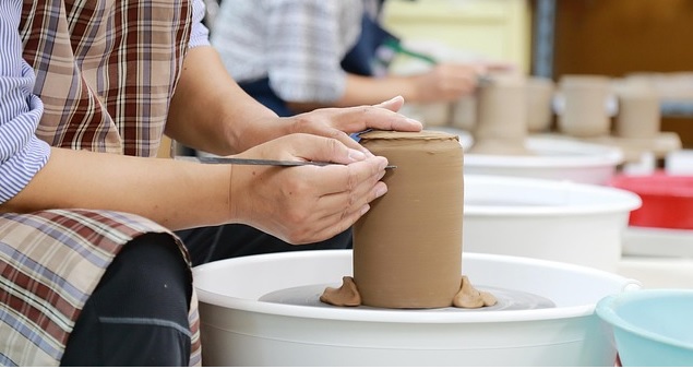 Manos adultas con cerámica aluden a actividades para la terecera edad