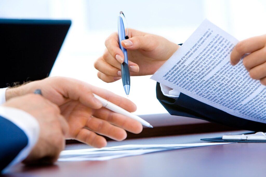 Manos revisando papeles aludiendo a Consejos expertos para su trámite de inmigración