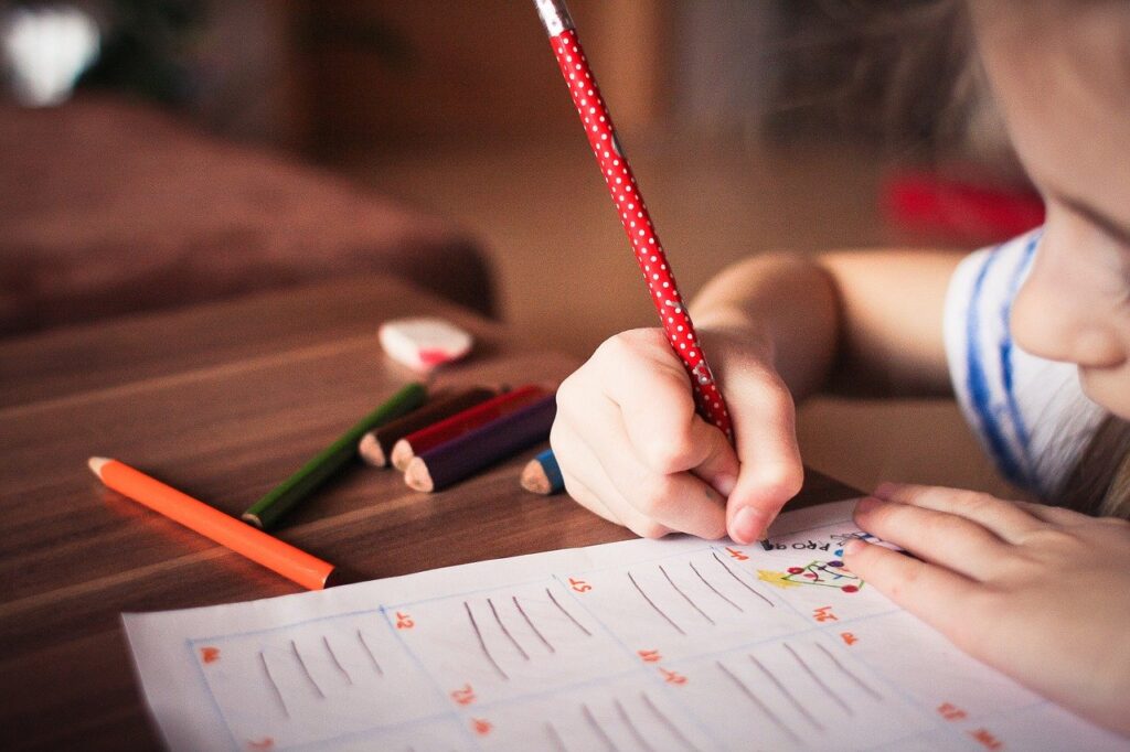 Niño escribiendo hace alusión a Homeschooling