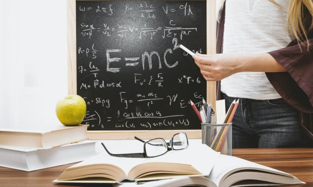 Maestro en salón de clases alude a la estructura educativa en EEUU