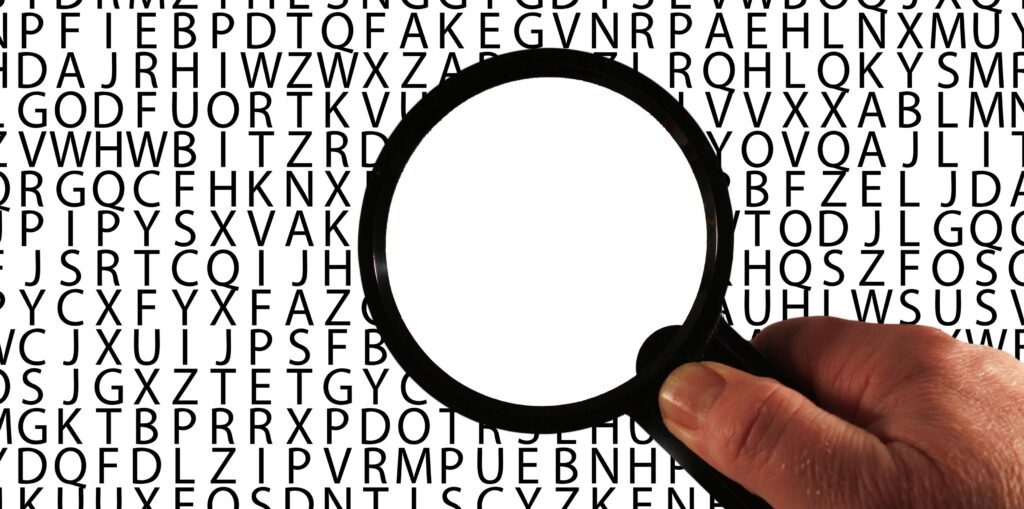 lupa sobre letras muestra la importancia de los detalles del trámite de ciudadanía