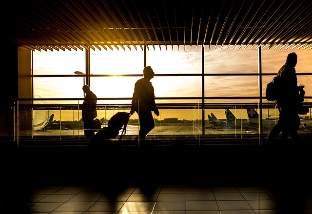 hombre en aeropiuerto alude a extranjero de visa H-1B