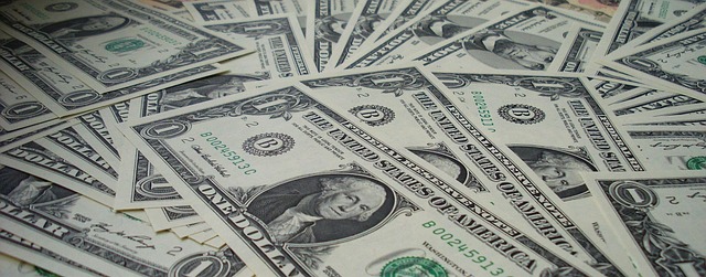 Billetes de un dólar aluden a bajar taxes de propiedad en FL